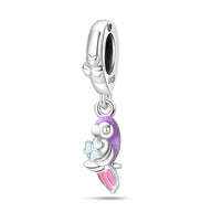 Charm pendentif perroquet argenté avec émail violet, bleu clair et rose pâle, détail fleur et ailes texturées.