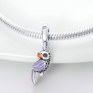 Pendentif perroquet en argent avec ailes violettes et bec orange sur chaîne serpent argentée.