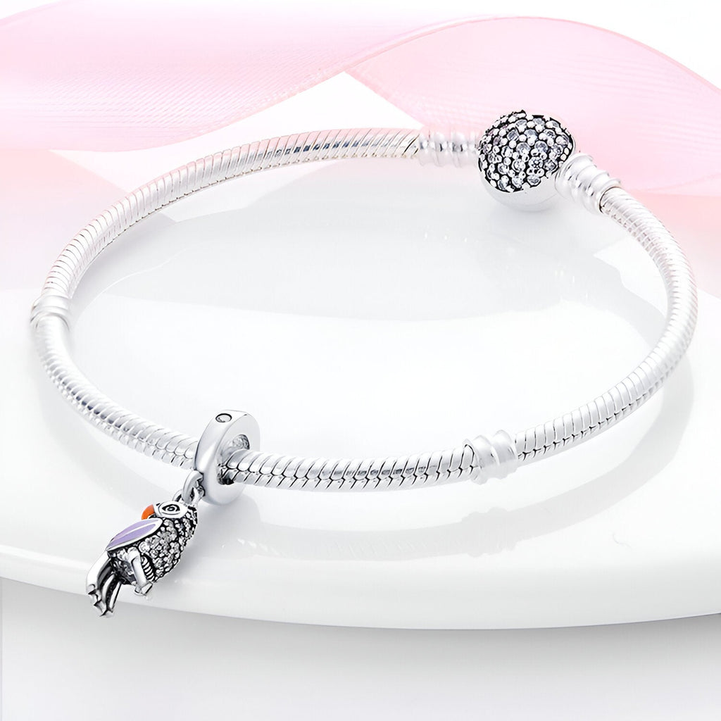 Bracelet argent avec pendentif charm perroquet coloré, design fin et élégant.