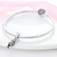 Bracelet argent avec pendentif charm perroquet coloré, design fin et élégant.