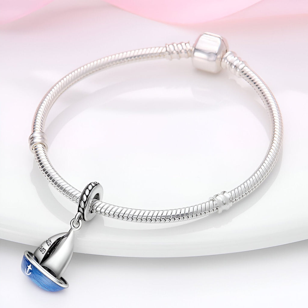 Bracelet argent avec charm pendentif petit bateau bleu et blanc en émail.