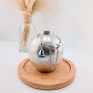 Charm pendentif en argent petit bateau avec voile bleue, chaîne fine délicate.