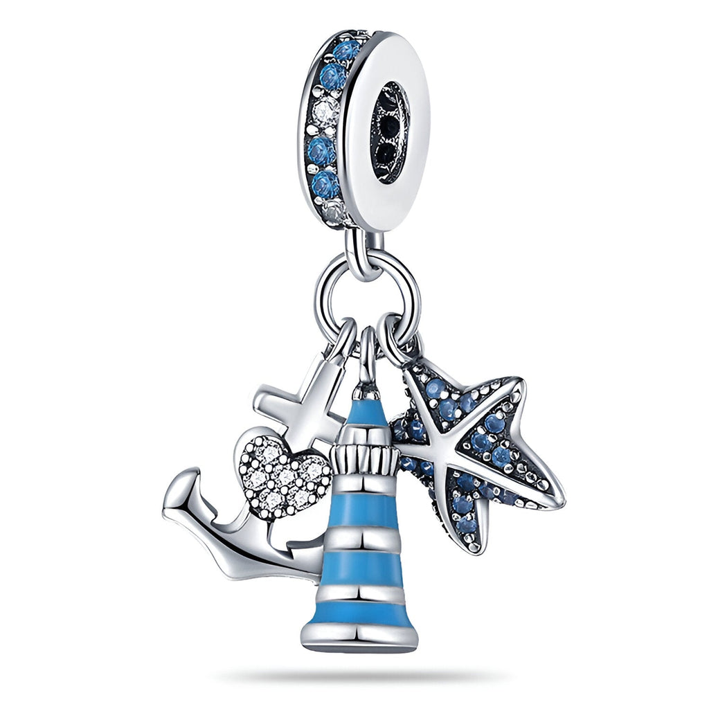 Charm pendentif en argent avec phare bleu rayé, étoile de mer et ancre ornés de cristaux bleus et blancs.