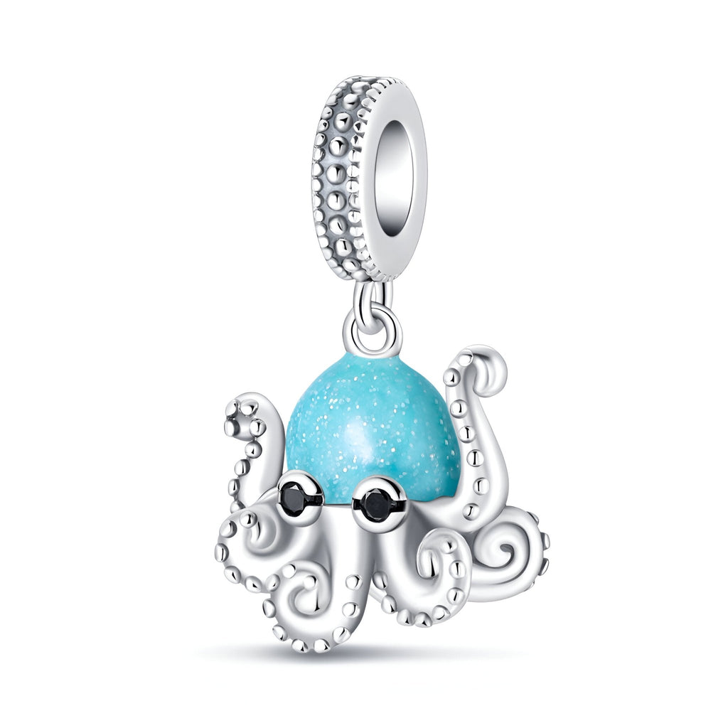 Pendentif charm pieuvre bleue en métal argenté avec détails texturés et yeux noirs brillants.