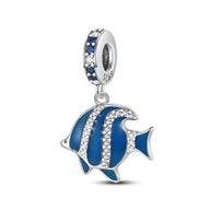 Pendentif charm poisson bleu avec strass blancs sertis et boucle argentée brillante.