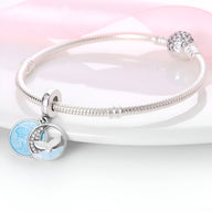 Bracelet argent avec pendentifs bleu océan et queue de baleine argentée brillante.