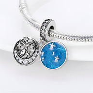 Bracelet argent avec pendentif rond bleu océan décoré d'étoiles de mer et breloque queue de sirène en argent détaillée.