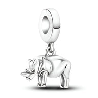 Charm pendentif rhinocéros en argent lisse, détail réaliste, style animalier élégant.