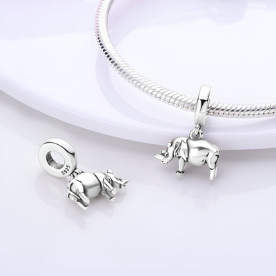 Pendentif charm rhinocéros en argent brillant, détail réaliste, finition lisse, monté sur bracelet serpent.