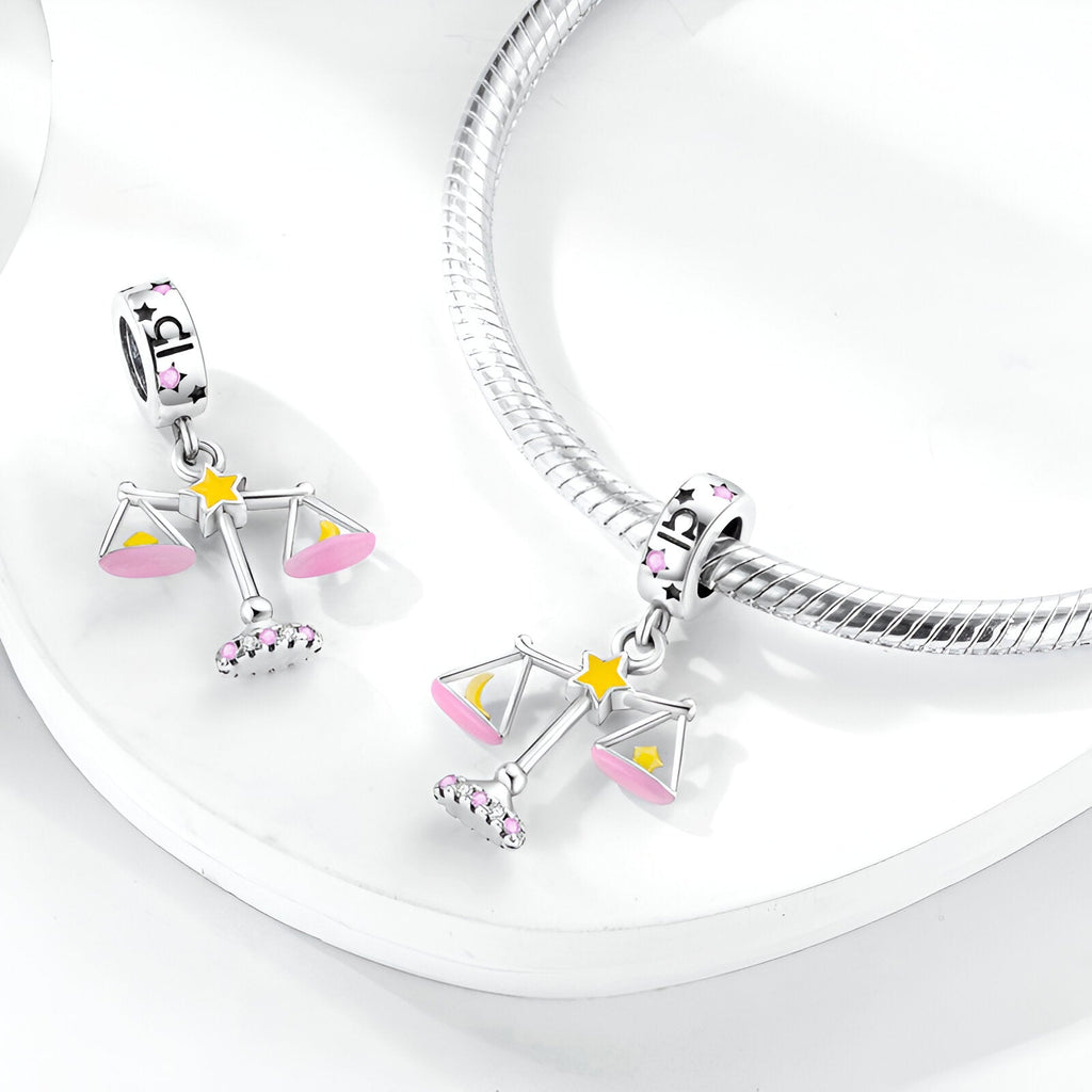 Charm pendentif signe Balance en argent avec étoiles jaunes et détails roses, collection Albine.