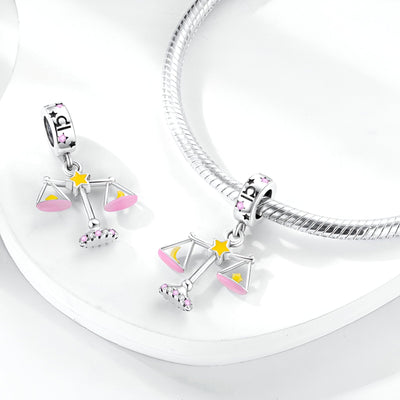 Charm pendentif signe Balance en argent avec étoiles jaunes et détails roses, collection Albine.