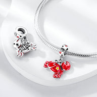 Charm pendentif signe zodiaque Cancer rouge et blanc avec étoiles, métal argenté brillant.