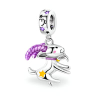 Charm pendentif Capricorne en argent avec cornes violettes et étoiles colorées.