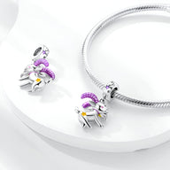 Charm pendentif Capricorne argent avec cornes violettes et détails dorés sur bracelet serpent.