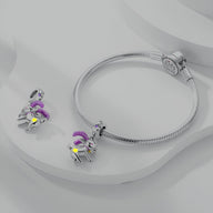 Bracelet argenté avec pendentif signe zodiacal Capricorne violet et détails dorés.