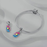 Bracelet argenté avec pendentif poisson rose et bleu orné d'étoiles jaunes en émail.
