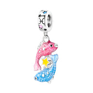 Charm pendentif Zodiaque Poisson en métal argenté avec poissons rose et bleu, étoiles jaune et bleu, détails émaillés.