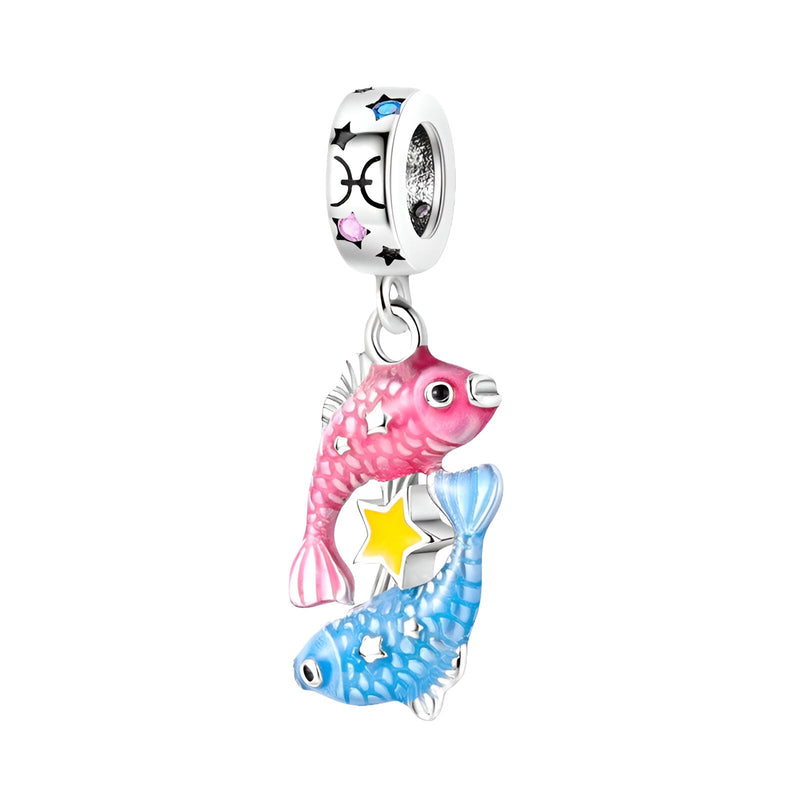 Charm pendentif Zodiaque Poisson en métal argenté avec poissons rose et bleu, étoiles jaune et bleu, détails émaillés.