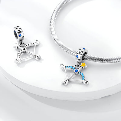Pendentif charme sagittaire en argent avec étoiles bleues et jaune, style Artemisia.