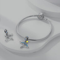 Bracelet serpent argenté avec pendentif signe sagittaire décoré de pierres bleues et jaunes.