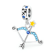 Charm pendentif Sagittaire en argent avec étoiles bleues et jaune vif, modèle Artemisia.