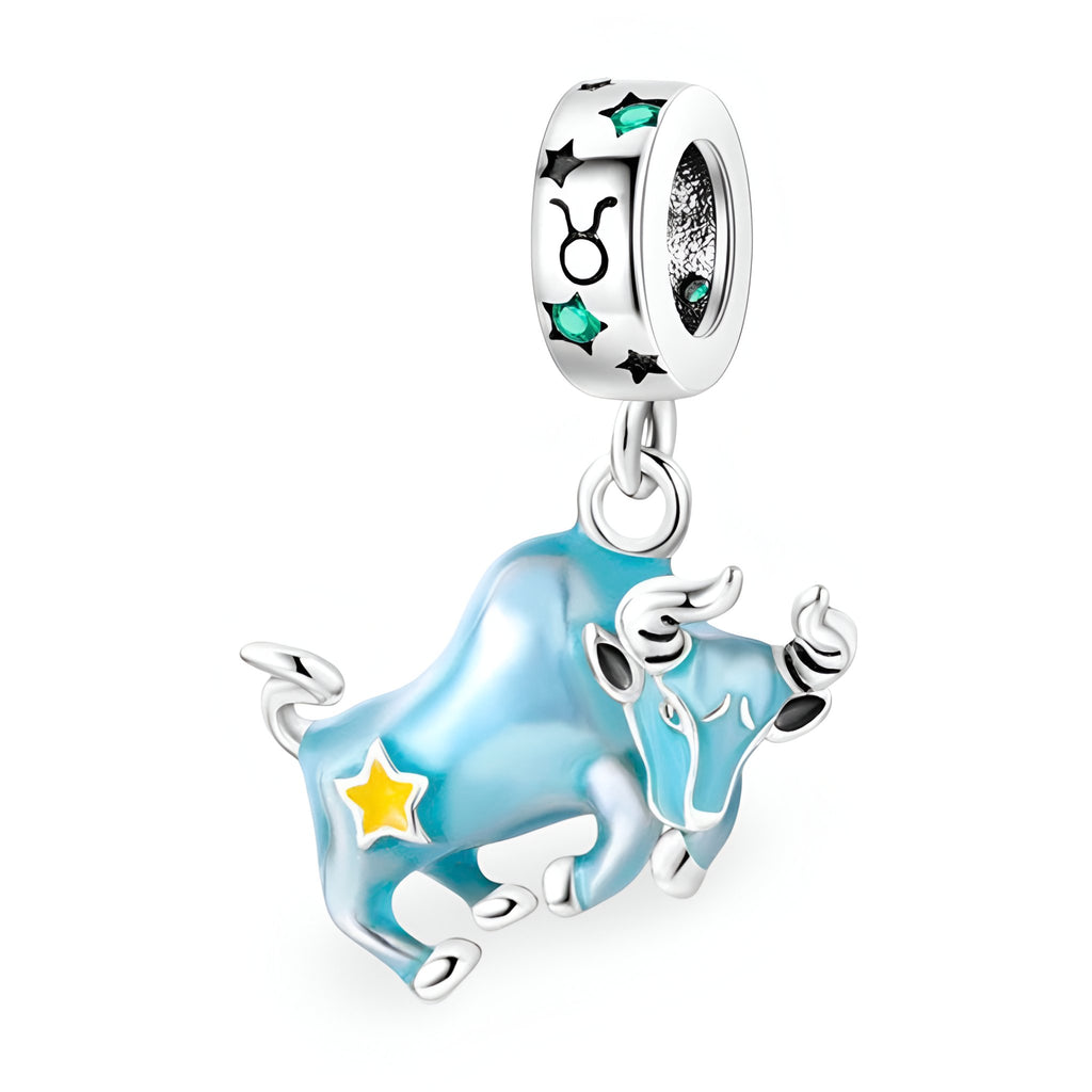 Pendentif taureau bleu et argenté avec étoiles jaune et verte, design astre élégant pour femme.