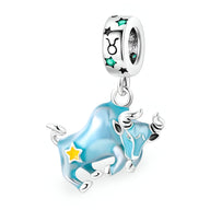 Pendentif taureau bleu et argenté avec étoiles jaune et verte, design astre élégant pour femme.