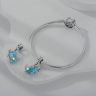 Bracelet argenté avec pendentif taureau zodiacal bleu et détail étoile jaune.