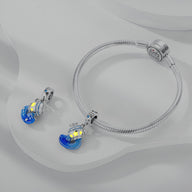 Bracelet argenté avec pendentif signe zodiacal Verseau bleu et jaune étoilé.