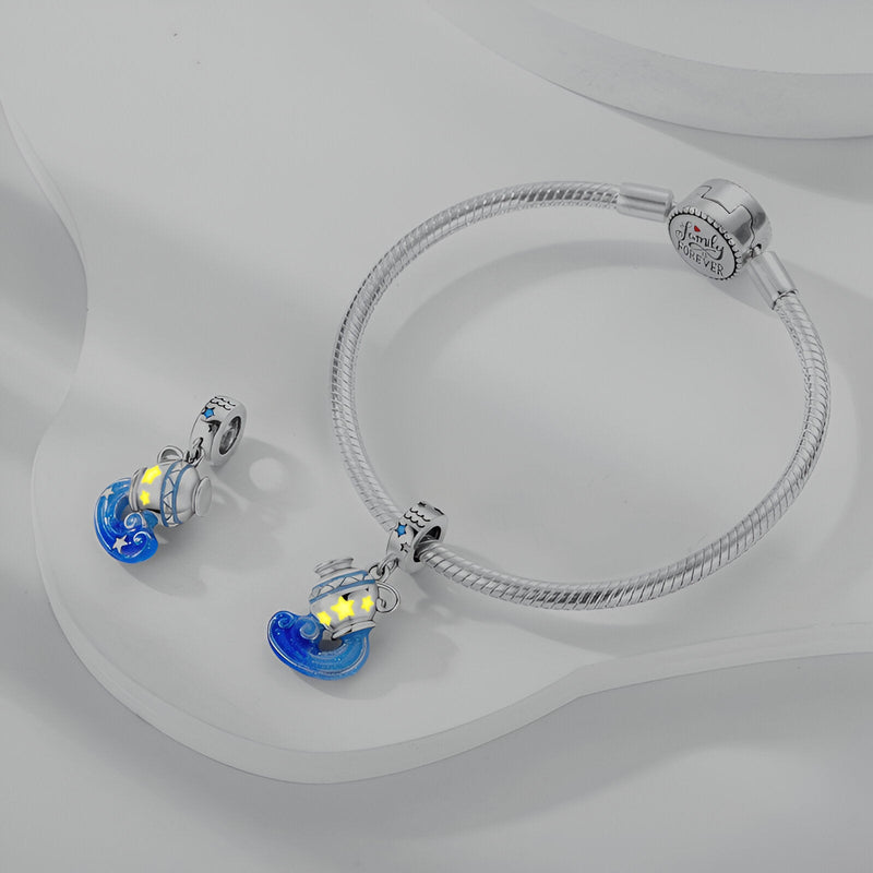 Bracelet argenté avec pendentif signe zodiacal Verseau bleu et jaune étoilé.