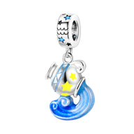 Pendentif argenté signe Verseau avec étoile jaune et détails bleus, effet vague stylisée.