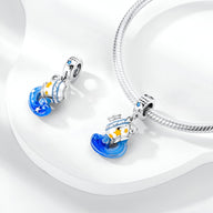 Charm pendant signe du zodiaque Verseau en argent avec émail bleu et étoiles dorées sur bracelet serpent.