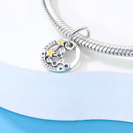 Pendentif charme signe zodiaque Verseau argenté avec étoiles colorées sur bracelet serpent.