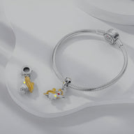 Bracelet argenté à maille serpent avec pendentif signe Vierge coloré et détails scintillants.