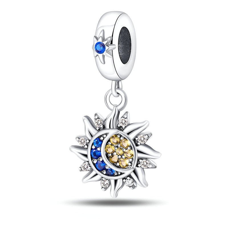 Pendentif charme argenté soleil et lune avec pierres bleues et dorées scintillantes.