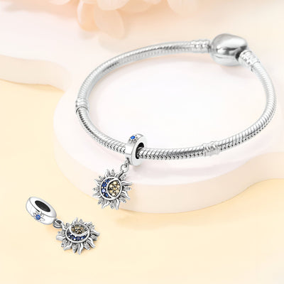 Bracelet argenté serpent avec pendentif soleil souriant et lune argentée détaillée.