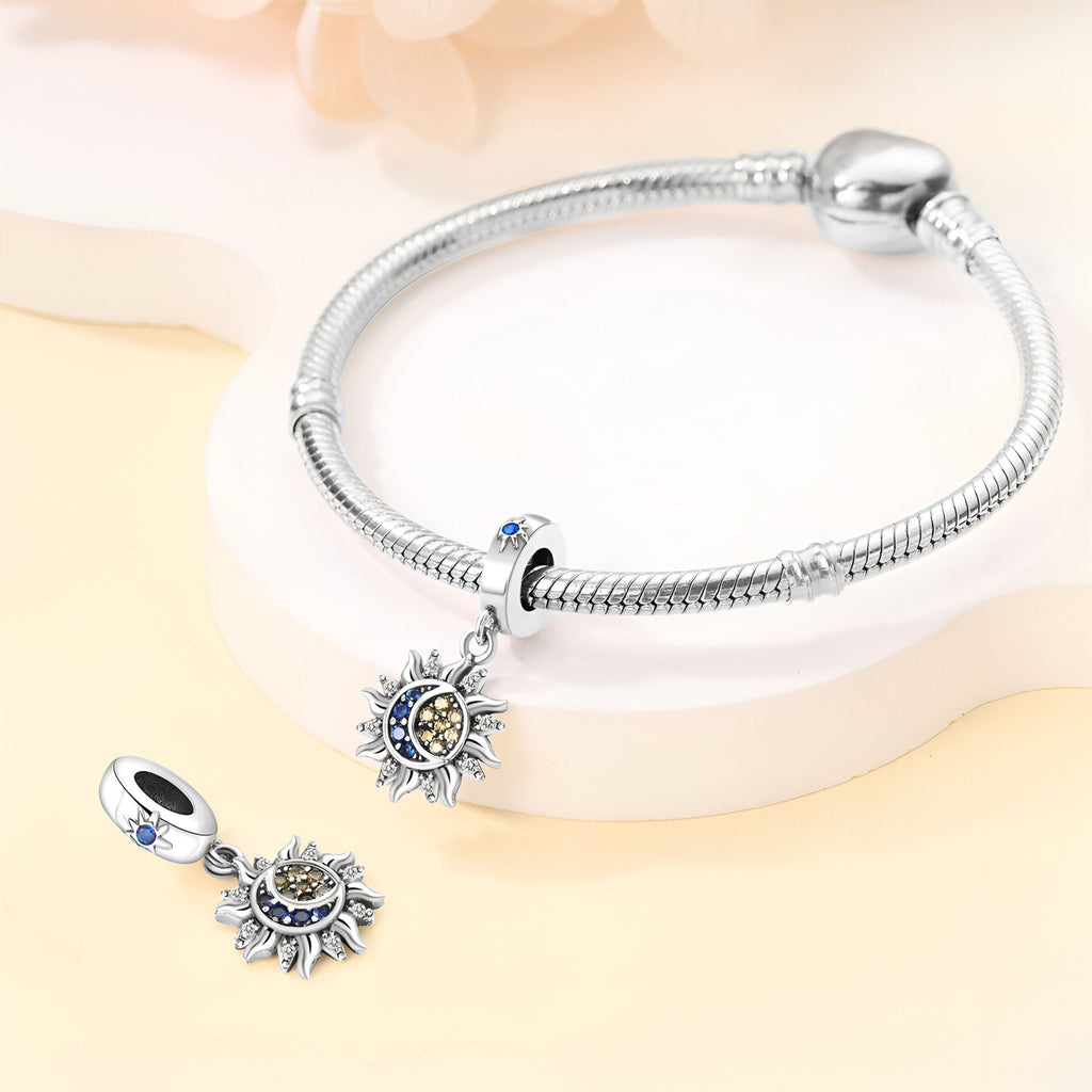 Bracelet argenté serpent avec pendentif soleil souriant et lune argentée détaillée.
