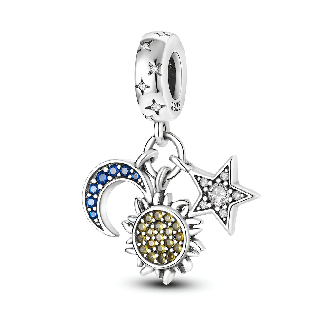 Charm pendentif argent avec soleil doré, lune bleue et étoile argentée ornée de cristaux.