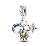 Charm pendentif argent avec soleil doré, lune bleue et étoile argentée ornée de cristaux.