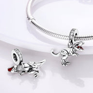Charm pendentif T-rex argenté avec détails rouges pour bracelet serpentine.