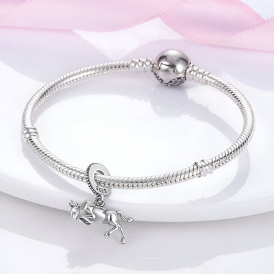 Bracelet argenté avec pendentif taureau sprintant en métal brillant.