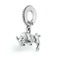Charm pendentif taureau sprintant en argent massif 925 finition polie.