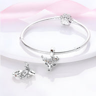 Bracelet argenté avec pendentif tête de cerf détaillé pour femme, style élégant.