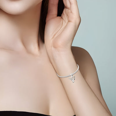 Bracelet fin argenté avec pendant tête de cerf détaillée, style élégant et féminin.