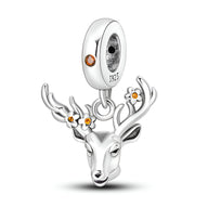 Pendentif argent tête de cerf avec petites fleurs orange sur les bois, design délicat et fin.