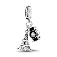 Charm pendentif argenté avec Tour Eiffel détaillée et appareil photo noir orné d'un strass brillant.