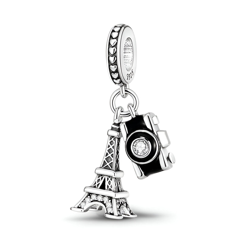 Charm pendentif argenté avec Tour Eiffel détaillée et appareil photo noir orné d'un strass brillant.