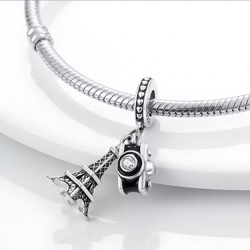 Charm pendentif argenté Tour Eiffel et appareil photo avec strass sur bracelet serpent argenté.