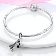 Bracelet argenté avec pendentifs Tour Eiffel et appareil photo détaillés.