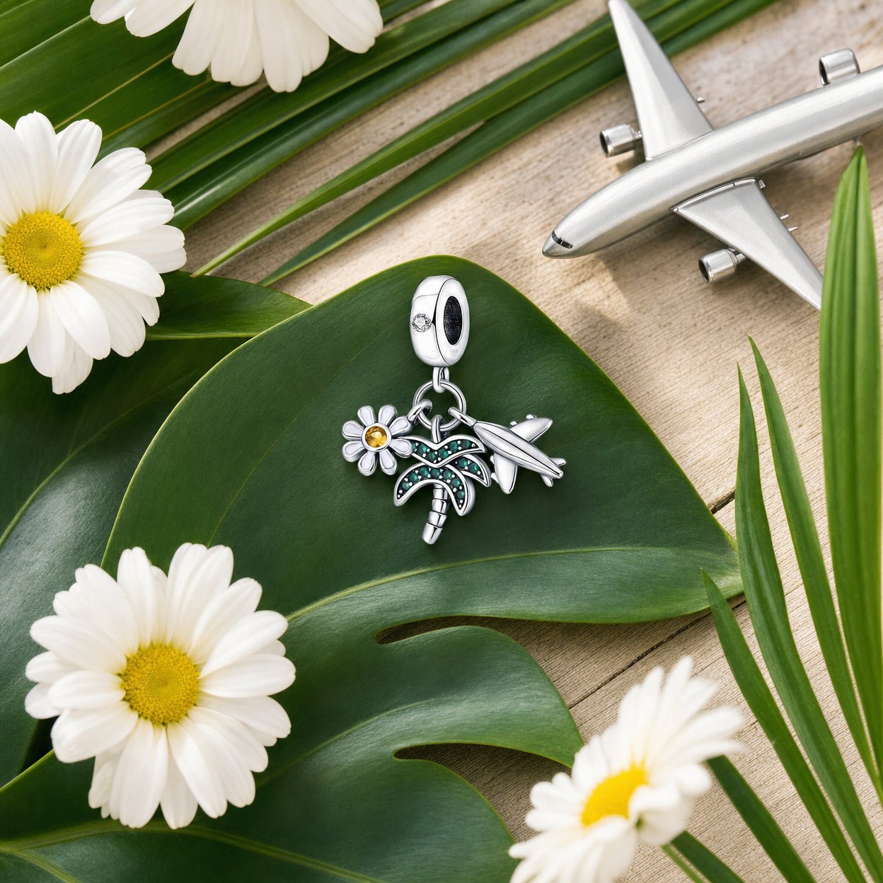 Charm-vedhæng, trio tropisk marguerit, palme og fly, til kvinder, model Palmera